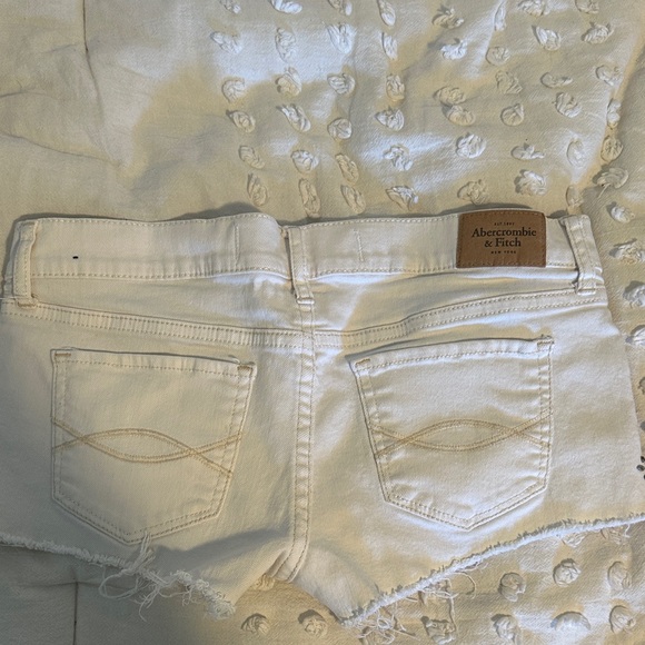 Vintage Abercrombie & Fitch White Jean Shorts with Silver Accents - Picture 5 of 6